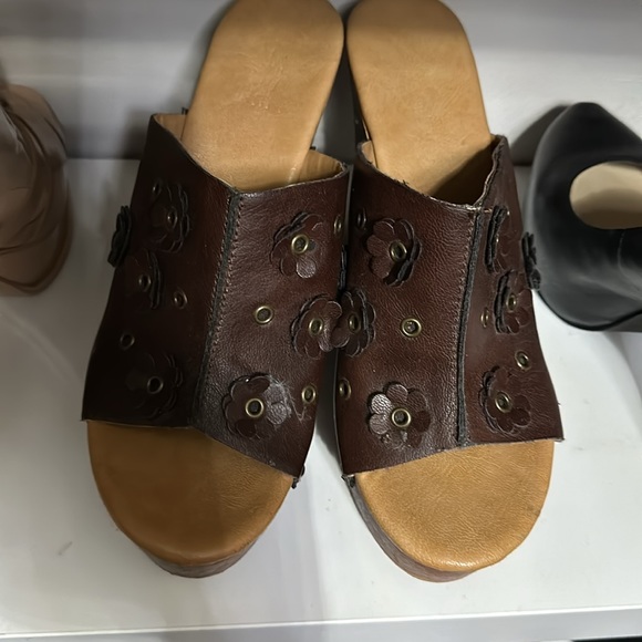 Gorgeous brown clogs! - Picture 5 of 6